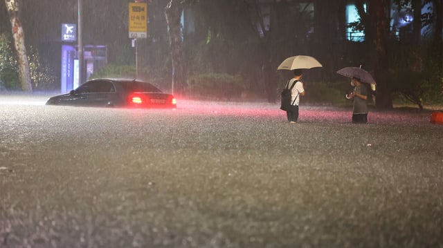 Un vehículo sumergido en una calle inundada, el lunes 8 de agosto de 2022, en Seúl, Corea del Sur. (Hwang Kwang-mo/Yonhap via AP)
