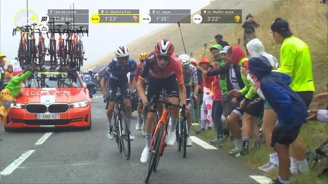 Ein Teamwagen von Ineos fährt einen Zuschauer während der 14. Etappe der Tour de France an