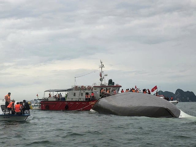 Ha Long (Vietnam), 19/07/2025.- A handout photo made available by Vietnam News Agency shows rescuers searching for victims after a tourist boat capsized in Ha Long Bay, Quang Ninh province, Vietnam, 19 July 2025. At least 18 people died and several are missing after a tourist boat carrying 53 people onboard capsized in Ha Long Bay on 19 July, according to state media. EFE/EPA/VIETNAM NEWS AGENCY /HANDOUT VIETNAM OUTHANDOUT EDITORIAL USE ONLY/NO SALES