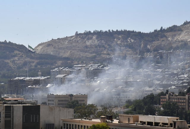 (250716) -- DAMASCO, 16 julio, 2025 (Xinhua) -- Humo es visto cerca del cuartel general de Comando General del Ejército Sirio, en Damasco, Siria, el 16 de julio de 2025. Israel lanzó el miércoles ataques aéreos contra la zona del palacio presidencial de Siria, donde destruyó partes de cuartel general de Comando General del Ejército Sirio en la capital Damasco, como parte de la intensificación de la ofensiva, reportaron medios locales y testigos. Al parecer, los ataques estuvieron dirigidos contra las autoridades provisionales sirias por los enfrentamientos con la comunidad drusa en la provincia de Sweida, en el sur de Siria. (Xinhua/Ammar Safarjalani) (jg) (da) (vf)