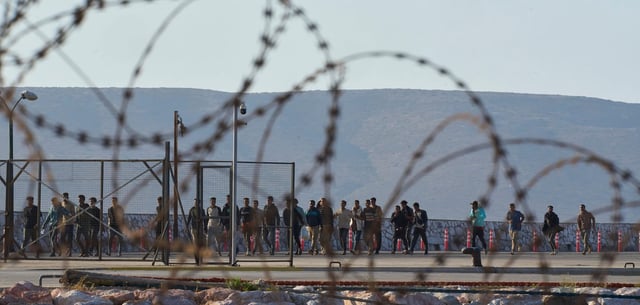 Migranten im Hafen der griechischen Gemeinde Lavrio