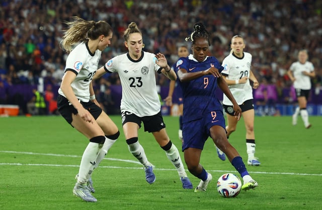 Soccer Football - UEFA Women's Euro 2025 - Quarter Final - France v Germany - St. Jakob-Park, Basel, Switzerland - July 19, 2025  France's Melvine Malard in action with Germany's Sophia Kleinherne and g22 REUTERS/Piroschka Van De Wouw