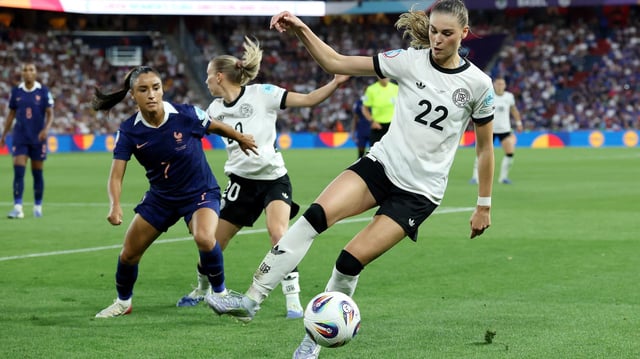 Jule Brand (r.) im Dribbling