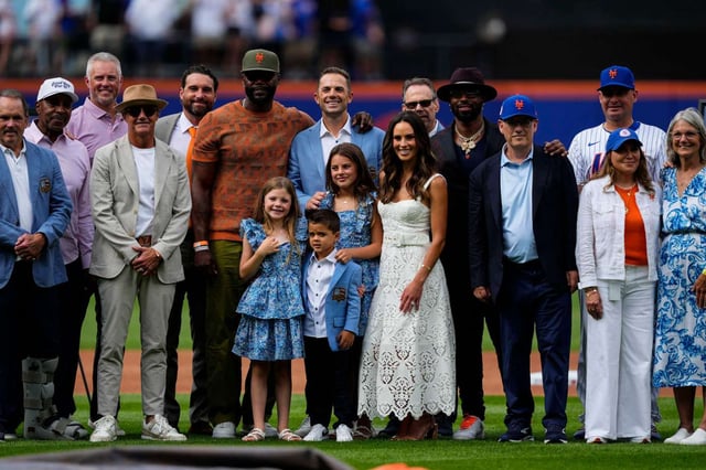 Former New York Mets third baseman David Wright, center, poses for a picture with his family and others during a ceremony ahead of a baseball game against the Cincinnati Reds, Saturday, July 19, 2025, in New York. (AP Photo/Yuki Iwamura)