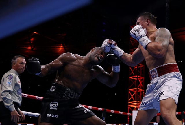 L'Ukrainien Oleksandr Usyk et le Britannique Daniel Dubois lors de leur combat à Londres le 19 juillet 2025