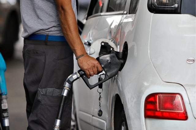 La petrolera estatal YPF anunció un aumento en los precios de los combustibles de 2,5% a partir de la medianoche y en todo el país