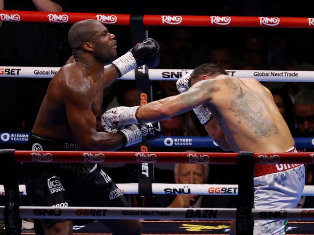 El zurdazo de Usyk ya impactó contra la mandíbula de Dubois. Foto: Reuters / Andrew Boyers.