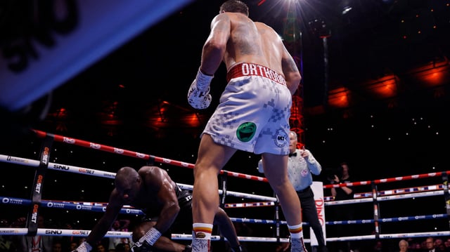 Oleksandr Usyk met à terre Daniel Dubois.