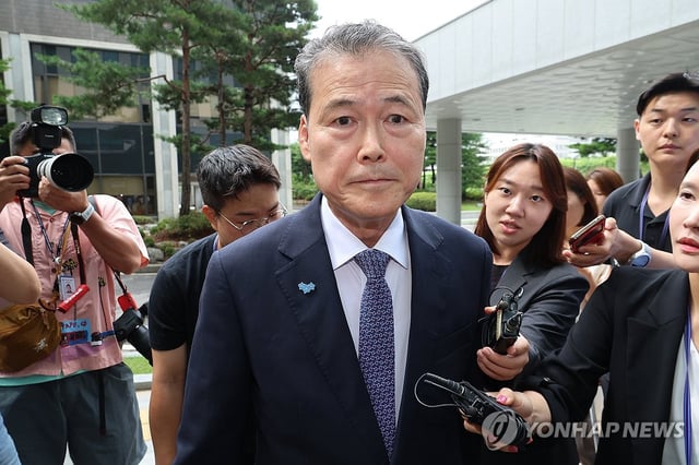 Unification Minister Kim Yung-ho arrives at special counsel Cho Eun-suk's office in southern Seoul on July 20, 2025, to undergo questioning over former President Yoon Suk Yeol's failed martial law bid. (Yonhap)