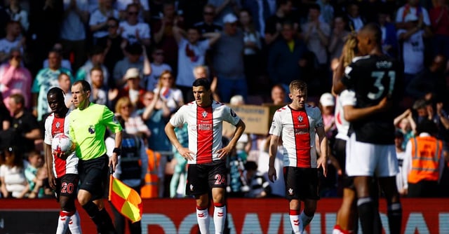 Soccer Football - Premier League - Southampton v Fulham - St Mary's Stadium, Southampton, Britain - May 13, 2023 Southampton's Kamaldeen Sulemana, Mohamed Elyounoussi and James Ward-Prowse look dejected after losing the match and being relegated from the Premier League Action Images via Reuters/John Sibley 