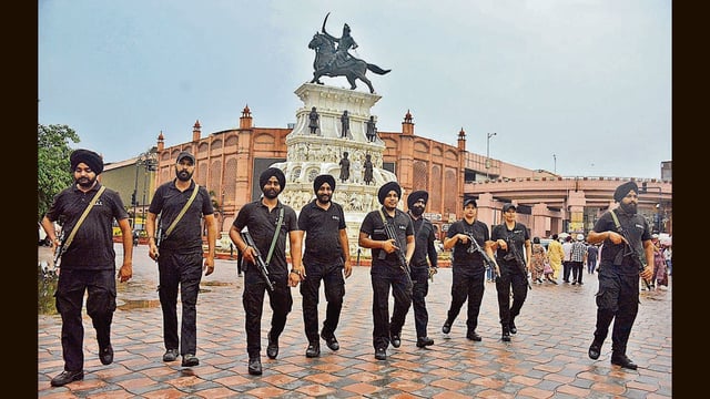 A Punjab Police SWAT team keeps vigil at Heritage Street in Amritsar on Saturday. (Sameer Sehgal/HT)