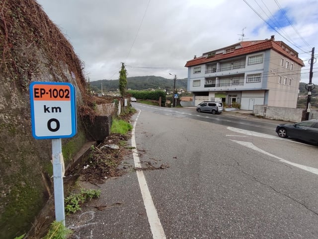 El punto de inicio de la carretera provincial entre A Madalena y Aldán, en Cangas.