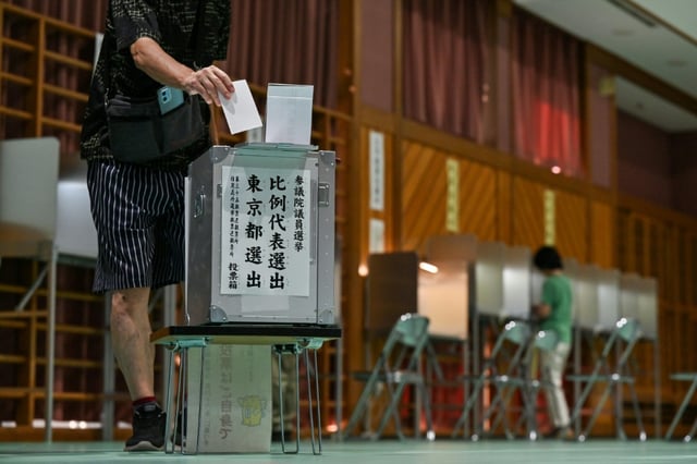In Japan haben am Sonntag die Wahlen zum Oberhaus des Parlaments begonnen - ein wichtiger Test für die Minderheitsregierung von Ministerpräsident Shigeru Ishiba, denn Umfragen zufolge droht der Koalition der Verlust ihrer Mehrheit. 