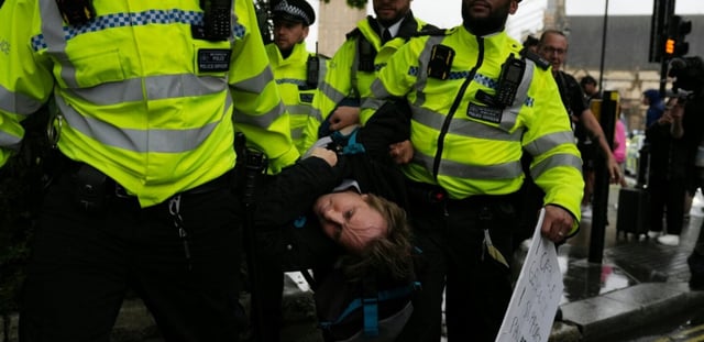 Un manifestant interpellé par la police lors d'un rassemblement de soutien au groupe Palestine Action à Londres, le 19 juillet 2025