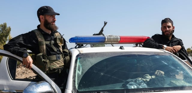 Des membres des forces de sécurité syriennes se déploient dans Walgha, près de Soueida, le 19 juillet 2025