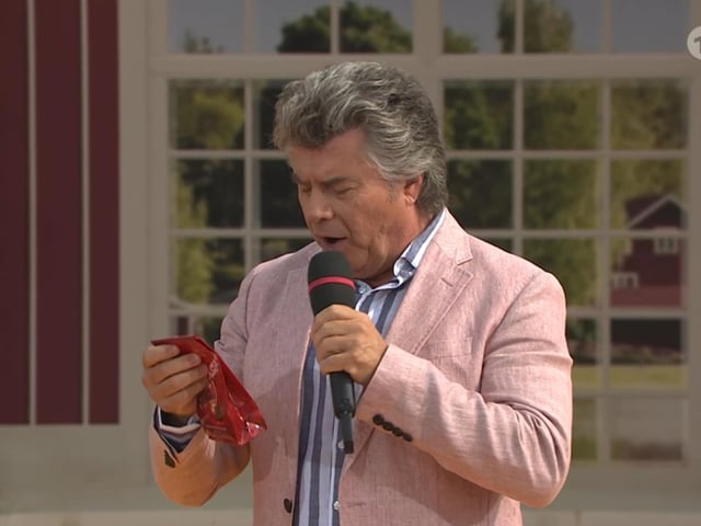 Andy Borg wird bei "Immer wieder sonntags" von Fan-Geschenk überrumpelt.