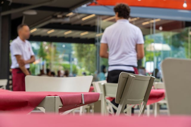 Erst bleiben die Mitarbeiter aus, dann die Gäste. Viele Gastronomien im Norden leiden unter Personalmangel. (Symbolbild)