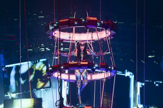 Katy Perry auf einer der vielen schwebenden Requisiten bei ihrem Konzert in San Francisco am Freitagabend.