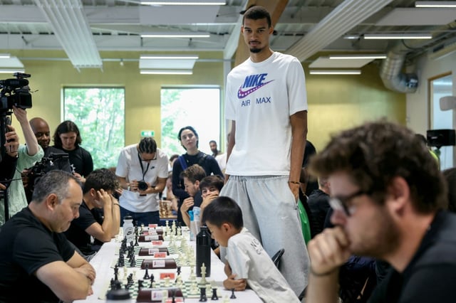 Le joueur des San Antonio Spurs et de l'équipe de France Victor Wembanyama, lors de l'événement "Hoop Gambit", mêlant échecs et basket, au Chesnay, près de Paris, le 20 juillet 2025