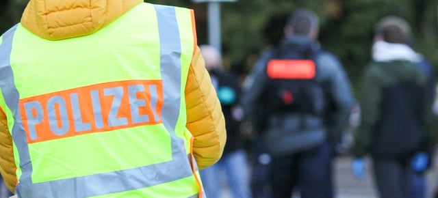 Ein Mann hat in Mecklenburg-Vorpommern mehr als 10.000 Euro Bargeld verloren und dank Zeugen und eines Polizeieinsatzes wieder zurückbekommen. Ein Lkw-Fahrer hatte sich die Summe eingesteckt. Er muss nun mit Anzeigen rechnen.