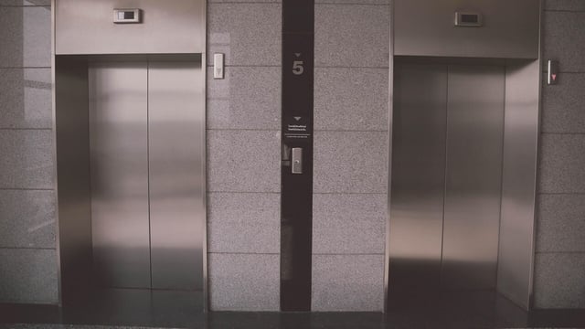 According to sources, the elevator was designed to carry a maximum of 10 people, but had 17 occupants at the time