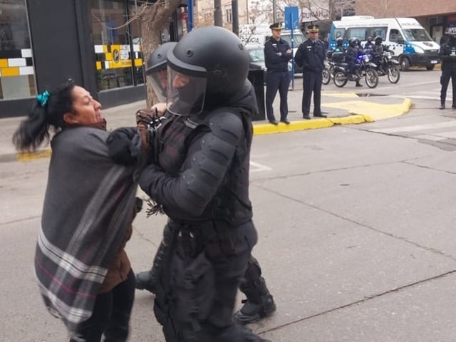 La policía intervino la protesta de mapuches que llevaba más de cinco días en Neuquén y reportan al menos 17 detenidos.  Foto: gentileza Diario Rio Negro