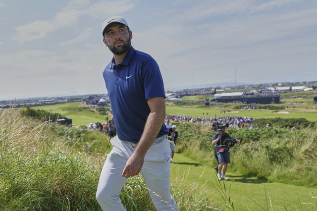 Scottie Scheffler camina rumbo al tee del tercer hoyo en Royal Portrush Golf Club; ganó con autoridad y alimenta sus gloriosos pergaminos