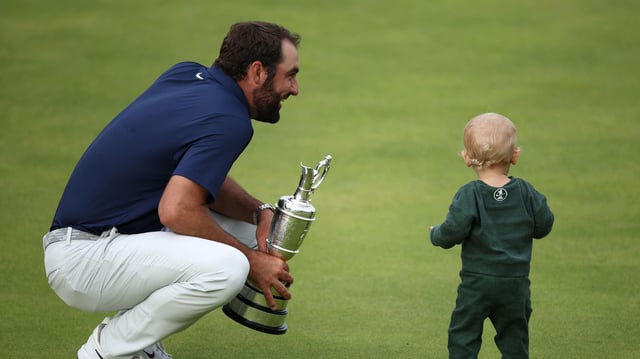 Scottie Scheffler celebra su éxito en The Open con su hijo, Bennett.