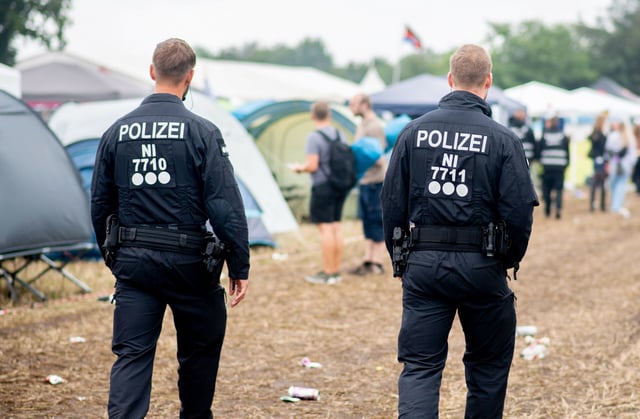 Polizisten auf dem Zeltplatz des Geländes (Archivbild)