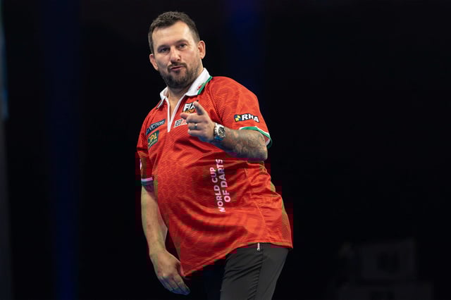 Machen Sie eine typische Handbewegung: Jonny Clayton nach einer seiner 180er