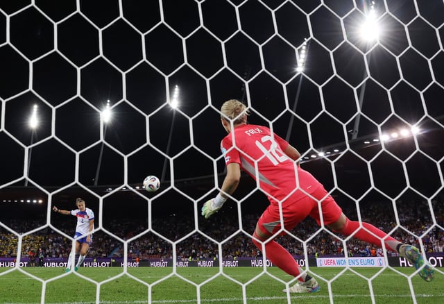 Soccer Football - UEFA Women's Euro 2025 - Quarter Final - Sweden v England - Stadion Letzigrund, Zurich, Switzerland - July 17, 2025 England's Lucy Bronze scores a penalty during the penalty shootout past Sweden's Jennifer Falk REUTERS/Matthew Childs/File Photo