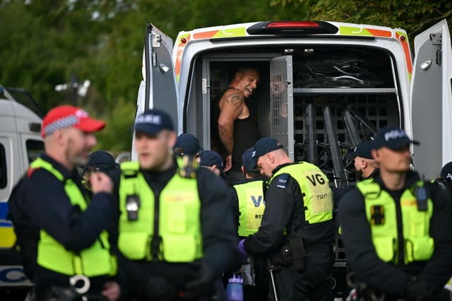 Un homme est arrêté par la police lors d'une manifestation à Epping, au nord-est de Londres, le 20 juillet 2025