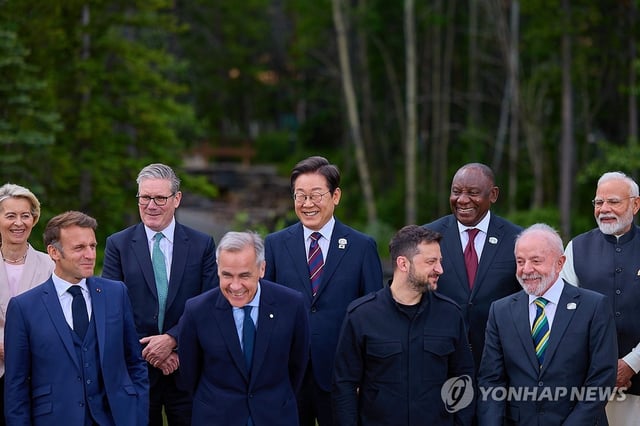 South Korean President Lee Jae Myung (C, back row) poses for a photo with leaders of the Group of Seven (G7) advanced countries and invited countries at the G7 summit venue in Kananaskis, Alberta, Canada, in this June 17, 2025, file photo. (Yonhap) 