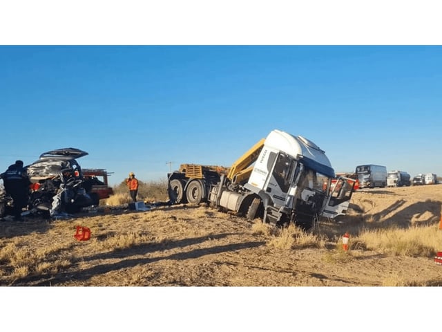Así quedó el camión que impactó contra una camioneta en La Rioja.