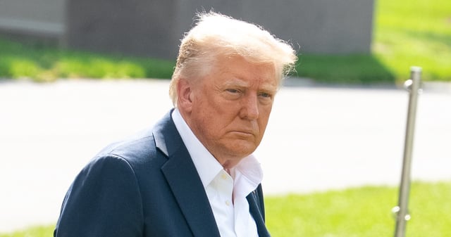 El Presidente estadounidense, Donald Trump, saluda a la prensa previa su partida hacia Texas, en la Casa Blanca, en Washington, DC, Estados Unidos, el 11 de julio de 2025. Foto: Hu Yousong, Xinhua