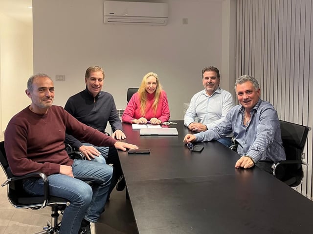 Conducción de la alianza LLA. Karina Milei, en la cabecera junto a Ritondo, Pareja, Santilli y Lule Menem.