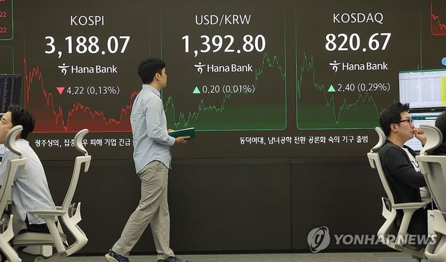 A dealing room at Hana Bank in central Seoul on July 18, 2025. (Yonhap)