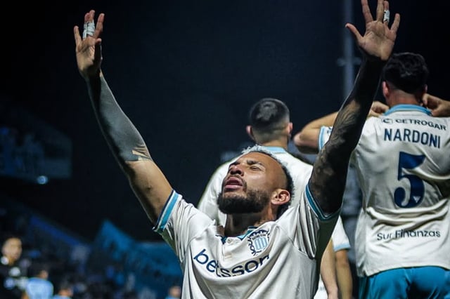 Vergara festeja de rodillas su gol, el del triunfo de Racing en Córdoba