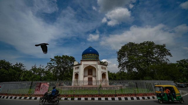 Clouds above Nizamuddin in New Delhi on Sunday. (Sanchit Khanna/HT Photo)