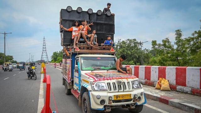 Kanwariyas with boom boxes near Kashmere Gate on Sunday. (Sanchit Khanna/HT Photo)