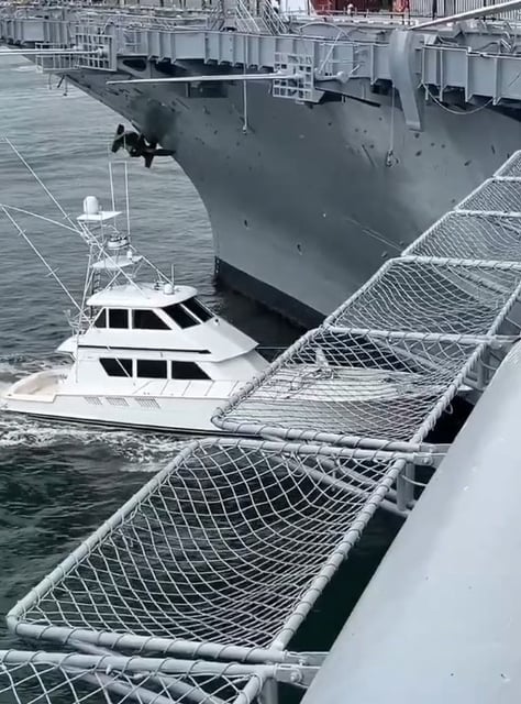 Video shared by @SanDiegoWebCam
showing what appears to be a white sportfishing boat colliding with the USS Midway in San Diego. 