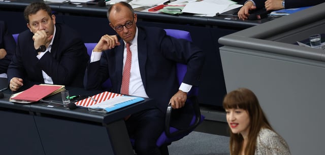 Lars Klingbeil (SPD) und Friedrich Merz (CDU) bei einer Rede von Heidi Reichinnek (Linke, v. l.) im Bundestag