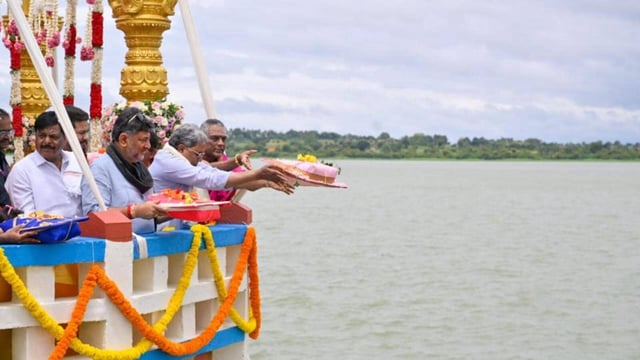 CM Siddaramaiah, deputy CM DK Shivakumar offer ‘baagina’ to the Kabini river in Mysuru on Sunday (HT photo)