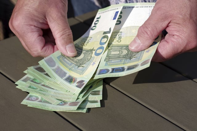 Mehrere Hundert-Euro-Scheine (Symbolbild)