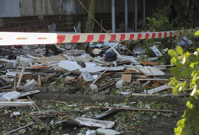 Escombros cerca de un edificio residencial dañado después de un ataque con drones en Odesa, Ucrania, el pasado día 19 de julio.