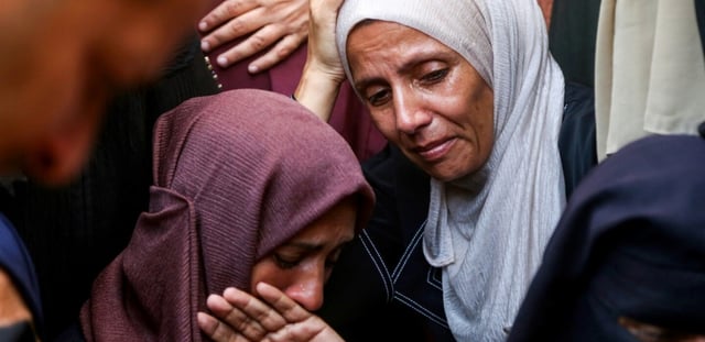 Des femmes pleurent lors des funérailles de Palestiniens tués la veille dans un bombardement israélien, à l'hôpital Nasser à Khan Younès, dans le sud de la bande de Gaza, le 20 juillet 2025
