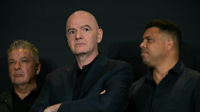 FIFA-Präsident Gianni Infantino (M.)