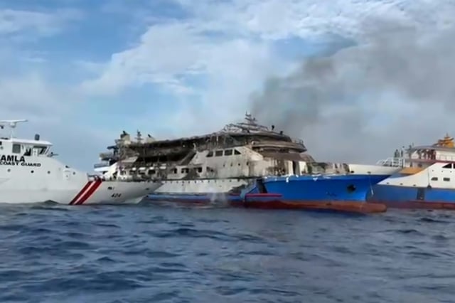 Image tirée d'une vidéo publiée par l'Agence nationale indonésienne de recherche et de sauvetage (Basarnas) et les garde-côtes indonésiens, le 20 juillet 2025, montrant le ferry KM Barcelona 5 après qu'un incendie s'est déclaré alors qu'il se dirigeait vers Manado, en Indonésie