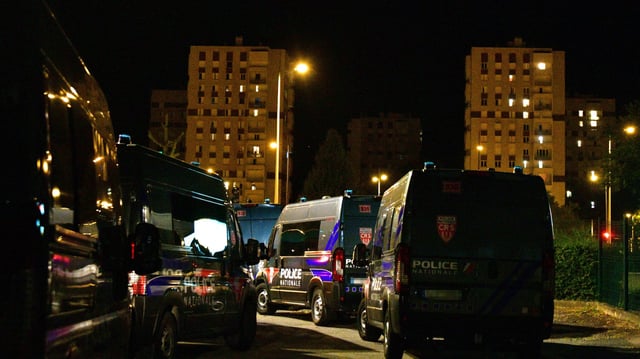 Des véhicules de CRS au quartier Val de l’Aurence de Limoges, en août 2022.