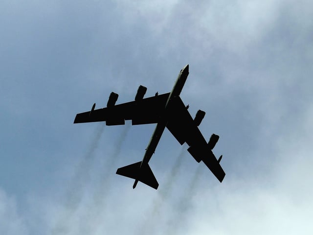 Beinahe-Crash mit einem B-52-Bomber der US-Luftwaffe und einem Linienflugzeug.